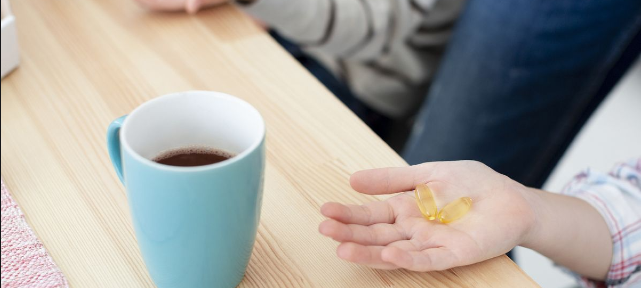 Bolehkah Minum Obat Pakai Teh? Ini Penjelasan Dokter